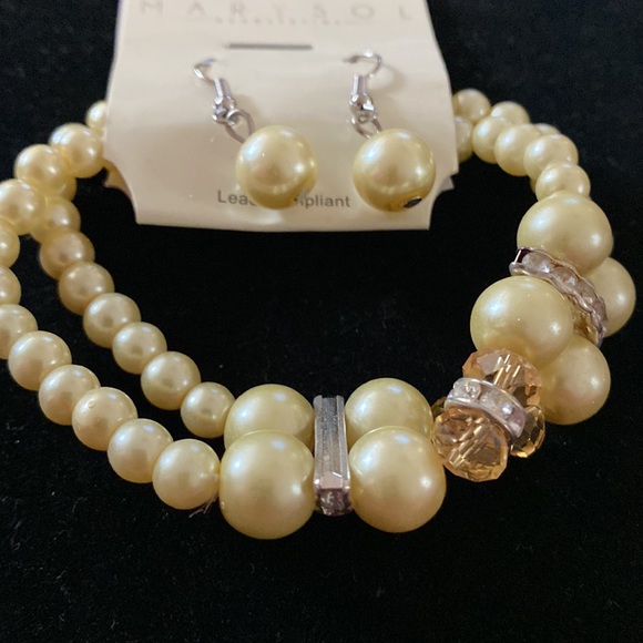 2/$12 Sale.  Beaded bracelet with earrings.  Bracelet is stretchable. Pale cream - Picture 3 of 5